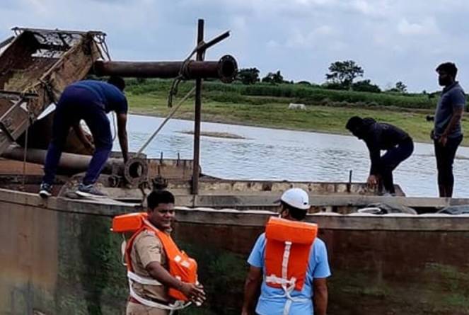 Pune: 10 boats used in illegal sand mining seized and destroyed ...