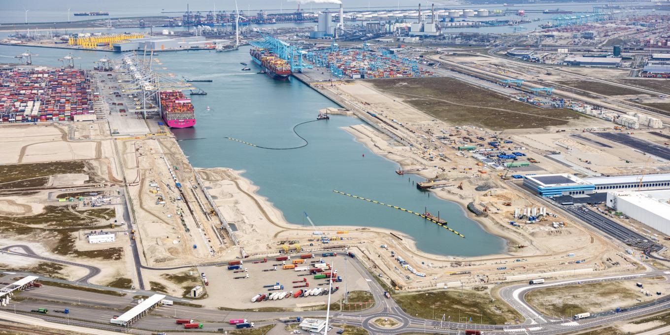 Van Oord duo dredging in the Prinses Amaliahaven in Rotterdam ...