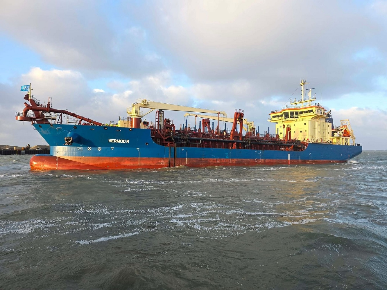 rohde-nielsen-unveils-hermod-r-advanced-trailing-suction-hopper